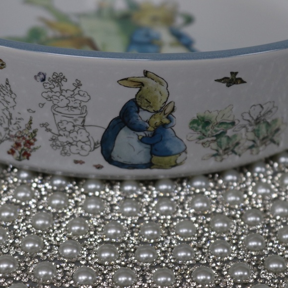 BEATRIX POTTER PETER BUNNY RABBIT EASTER ROUND SERVING DISH CASSEROLE - NEW - Picture 3 of 9